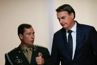 Jair Bolsonaro e seu então ajudante de ordens Mauro Cid em 2019 (Foto: Adriano Machado/Reuters)