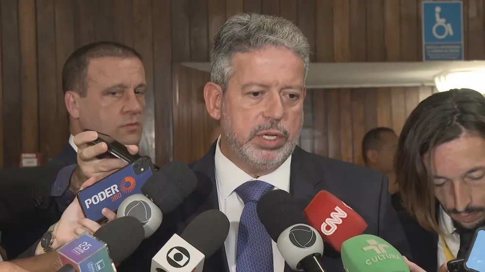 O presidente da Câmara, Arthur Lira (PP-AL), em entrevista à imprensa