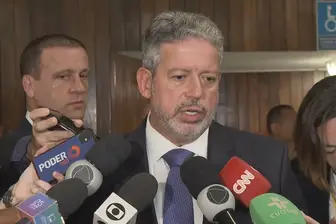 O presidente da Câmara, Arthur Lira (PP-AL), em entrevista à imprensa (Foto: Reprodução/TV Globo)