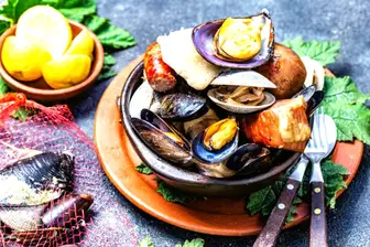 Curanto, prato tradicional mapuche, é feito com mariscos, carnes e batatas, cozidos em buraco no chão. (Foto: Divulgação)
